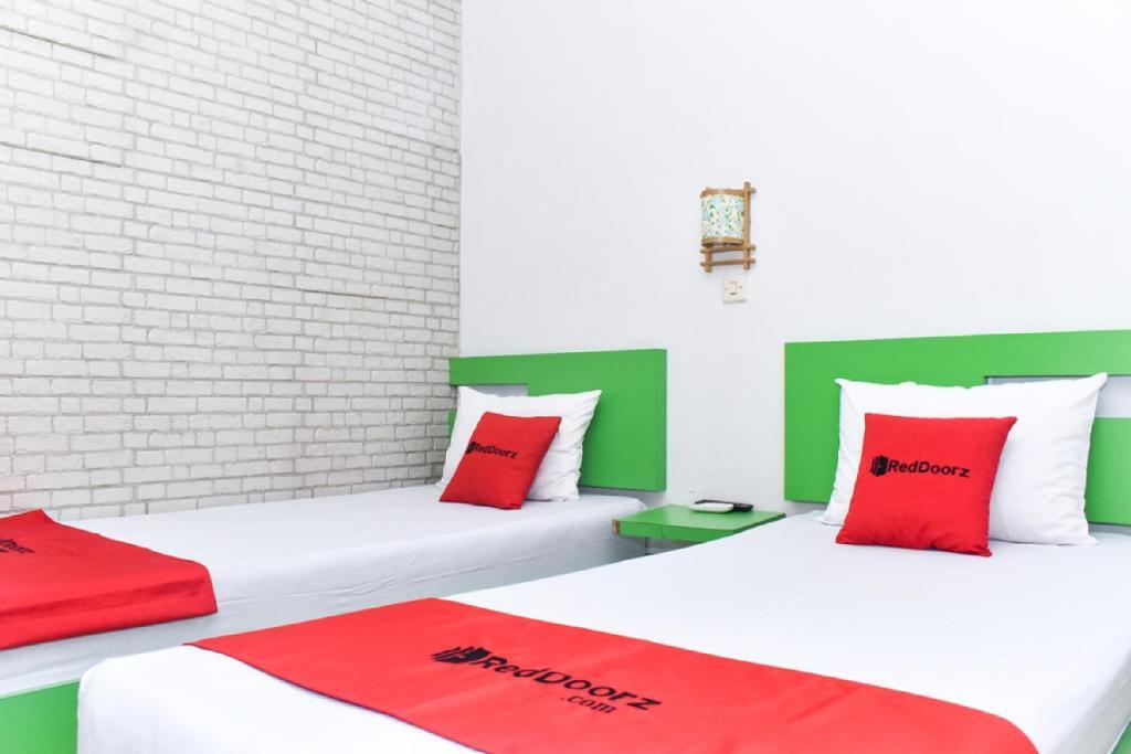 Депок: RedDoorz near Hartono Mall