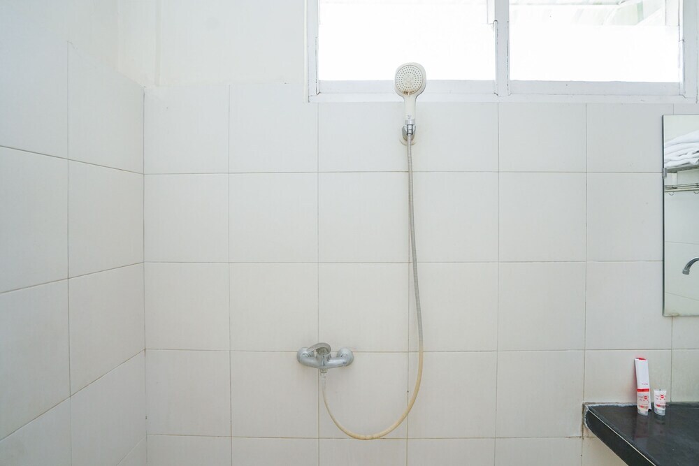 Проболинго: Hotel Ratna by OYO Rooms