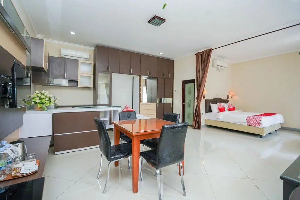 Проболинго: Hotel Ratna by OYO Rooms