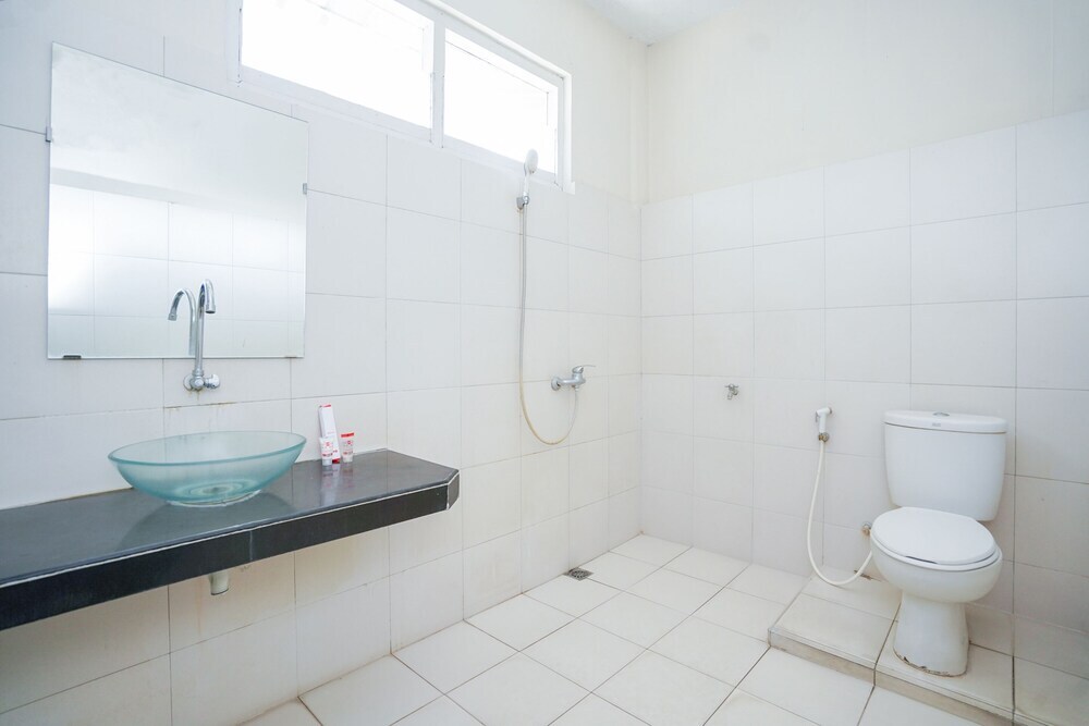 Проболинго: Hotel Ratna by OYO Rooms