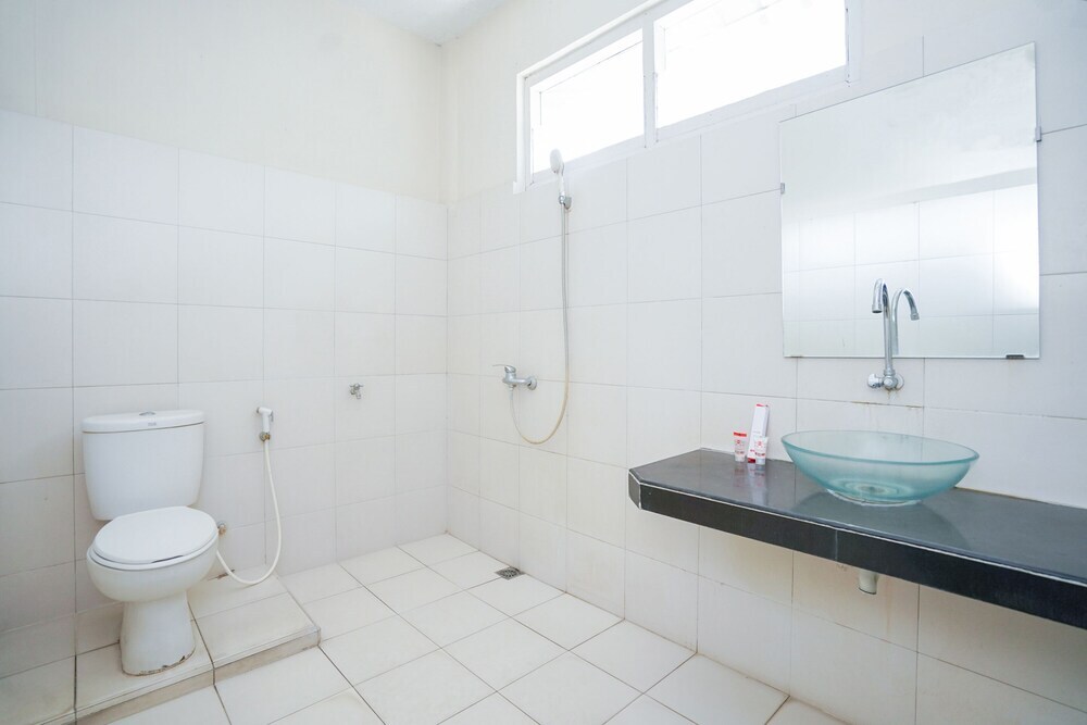 Проболинго: Hotel Ratna by OYO Rooms