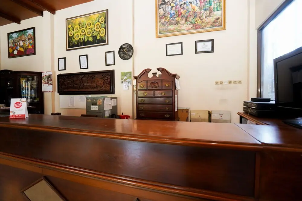 Проболинго: Hotel Ratna by OYO Rooms