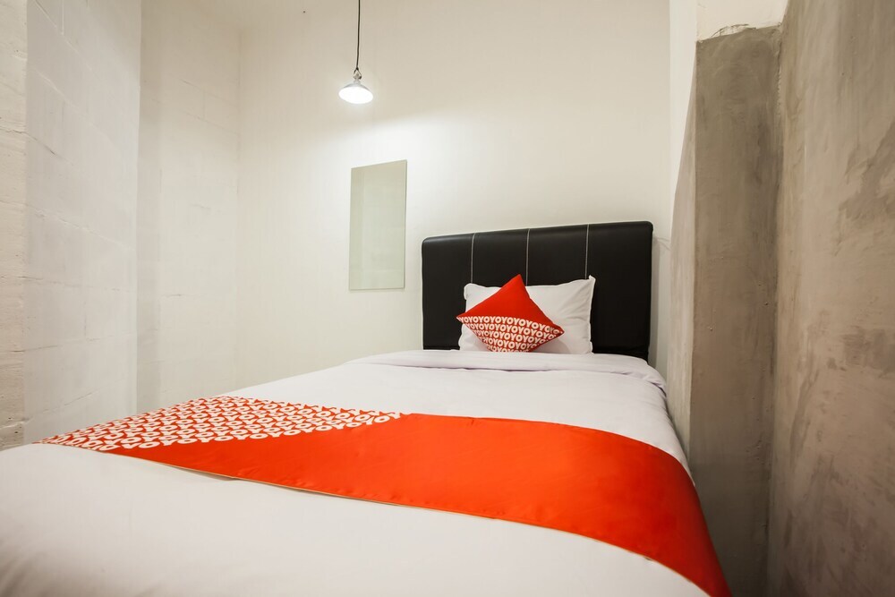 Медан: Mono Guest House by OYO Rooms