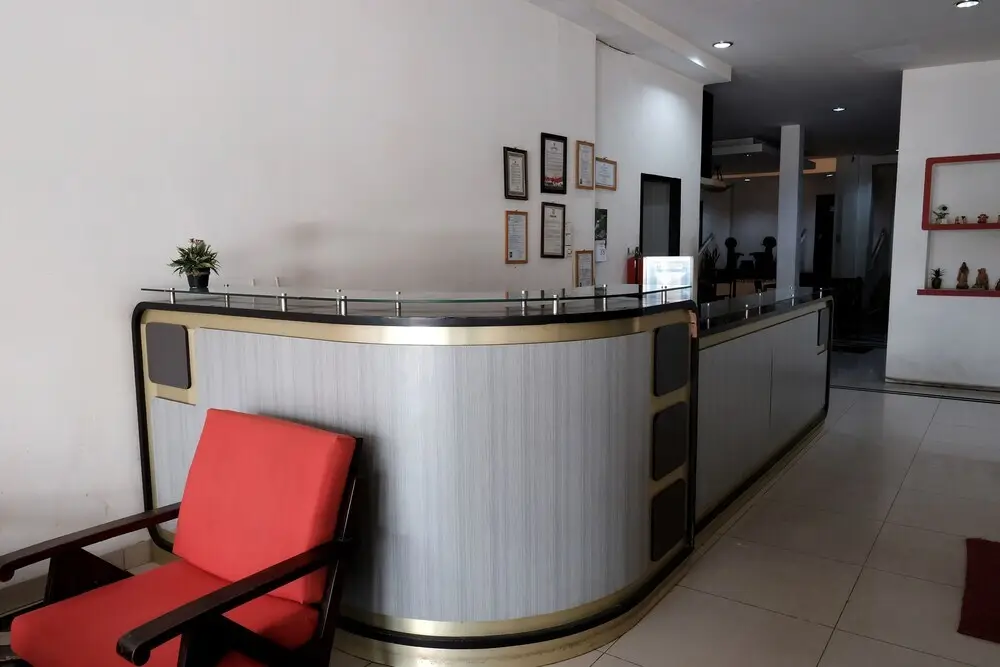 Джамби: Surya Hotel by OYO Rooms
