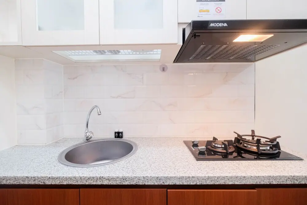 Джакарта: Tifolia Apartment by Travelio