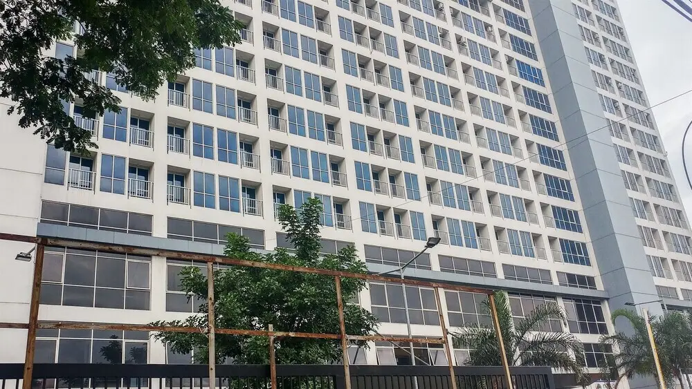 Джакарта: Tifolia Apartment by Travelio