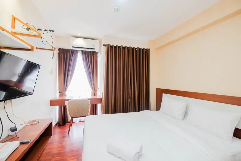 Джакарта: Tifolia Apartment by Travelio