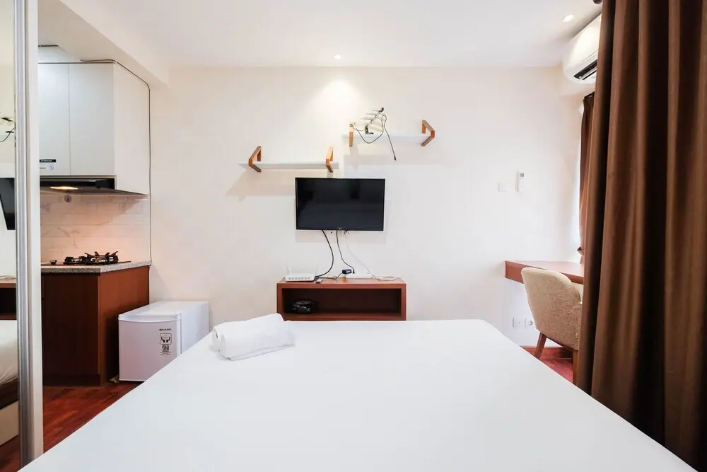 Джакарта: Tifolia Apartment by Travelio