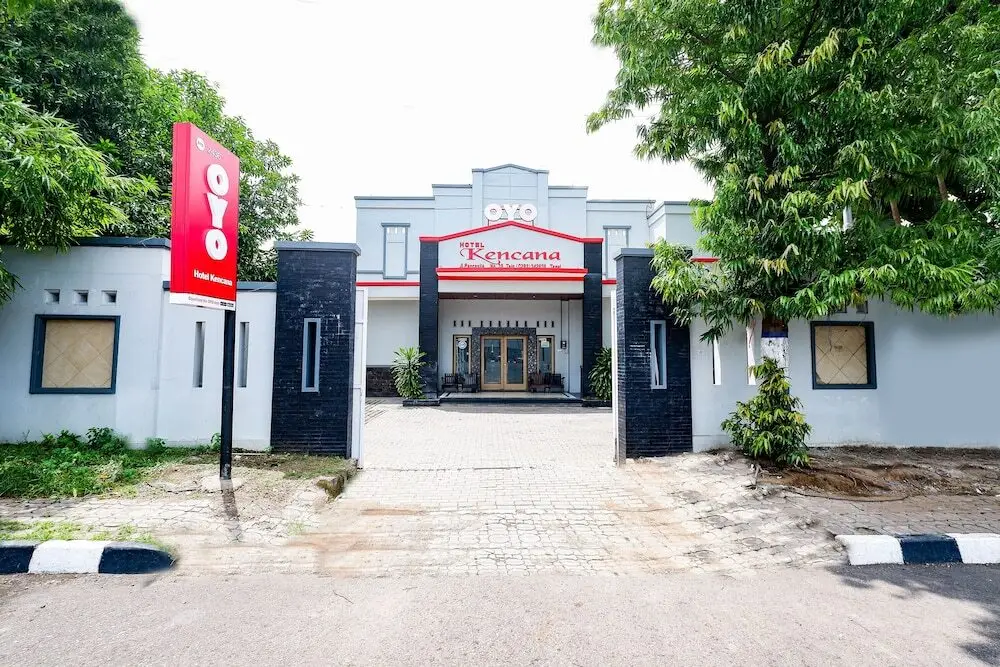 Тегал: Hotel Kencana by OYO Rooms