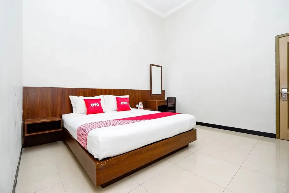 Тегал: Hotel Kencana by OYO Rooms