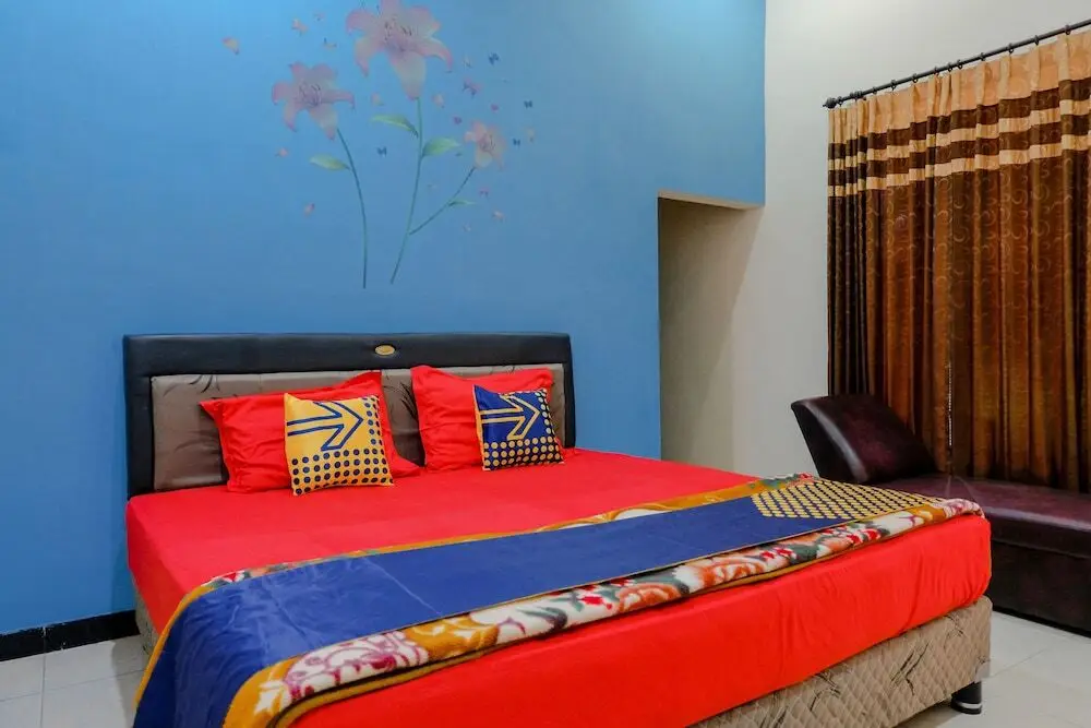 Джомбанг: Hotel Dewi by OYO Rooms