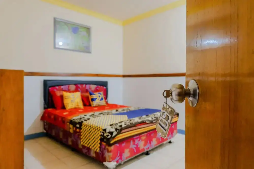 Джомбанг: Hotel Dewi by OYO Rooms
