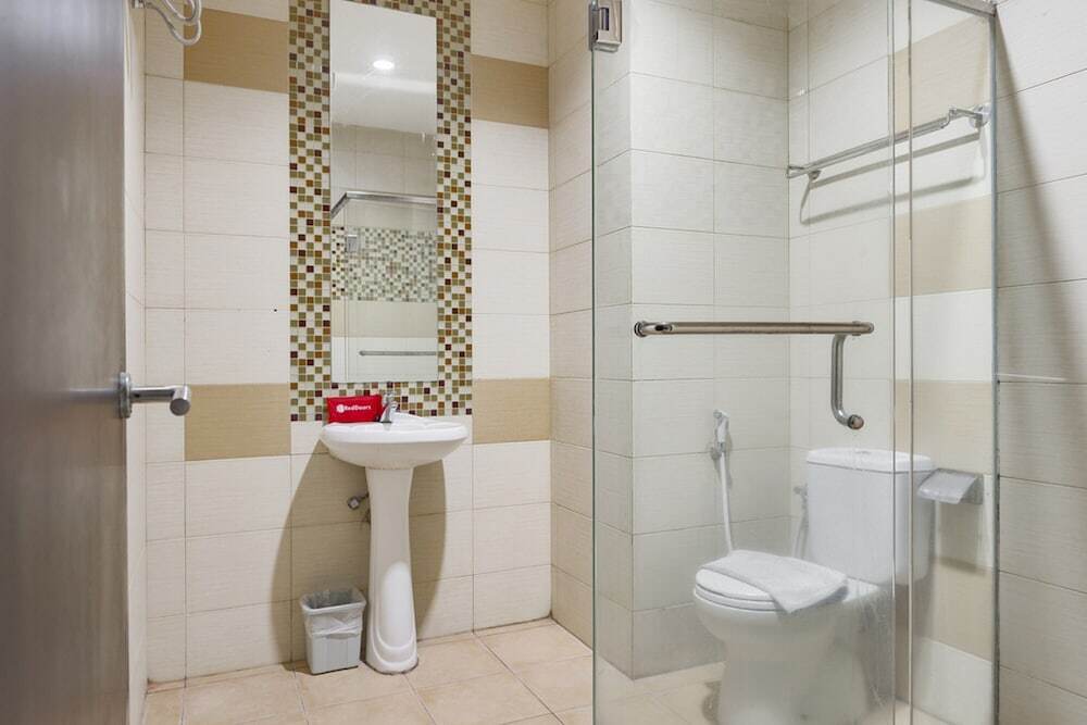 Сурабая: Twin Hotel by RedDoorz