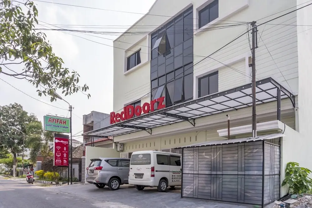 Afifah Guesthouse by RedDoorz — фото 1