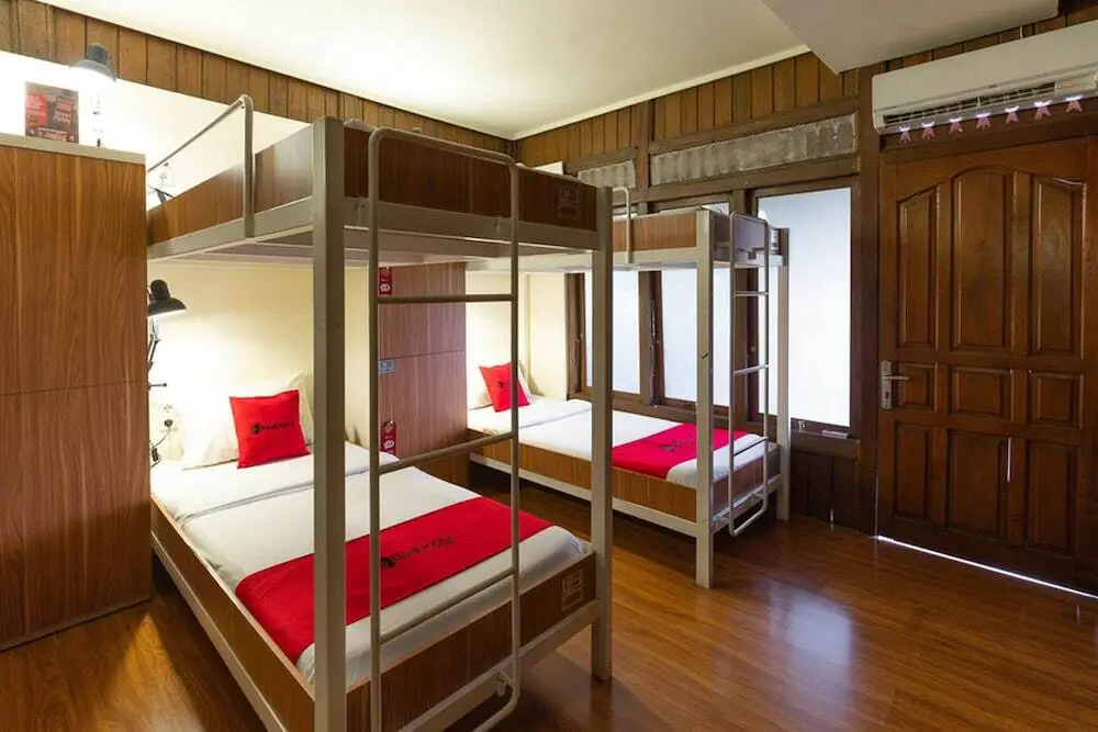 Бандунг: Garden Hostel Dago by RedDoorz