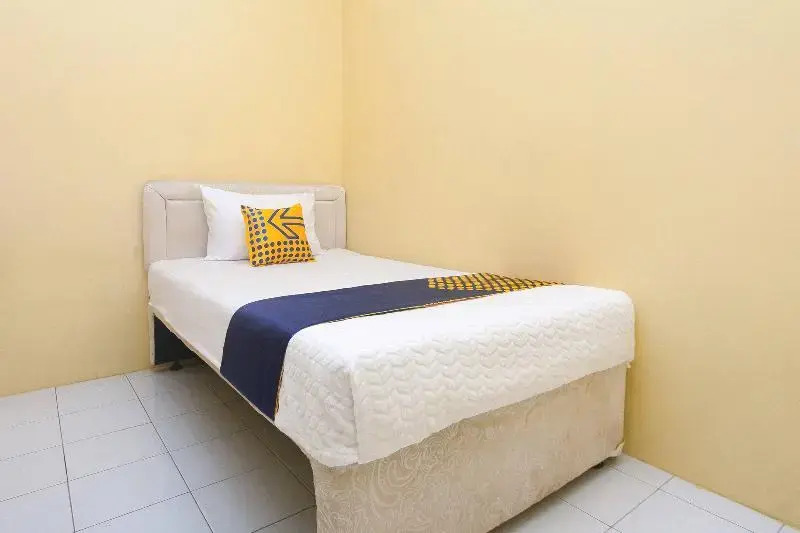 Чилачап: Azka Guest House Syariah by OYO Rooms