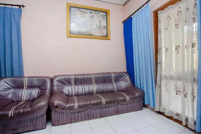 Чилачап: Azka Guest House Syariah by OYO Rooms