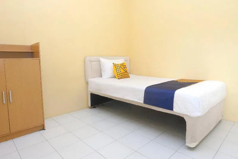 Чилачап: Azka Guest House Syariah by OYO Rooms