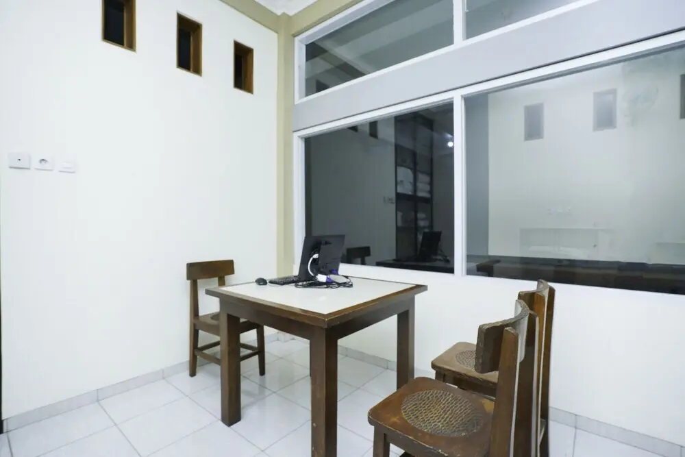 Проболинго: Penginapan Anggrek Syariah 2 by OYO Rooms
