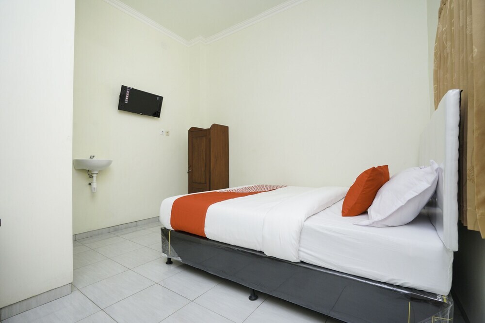 Проболинго: Penginapan Anggrek Syariah 2 by OYO Rooms