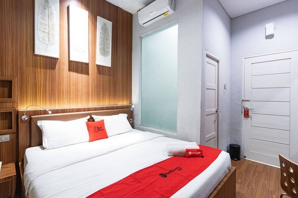 Медан: De Natio Guest House Jalan Gaharu by RedDoorz