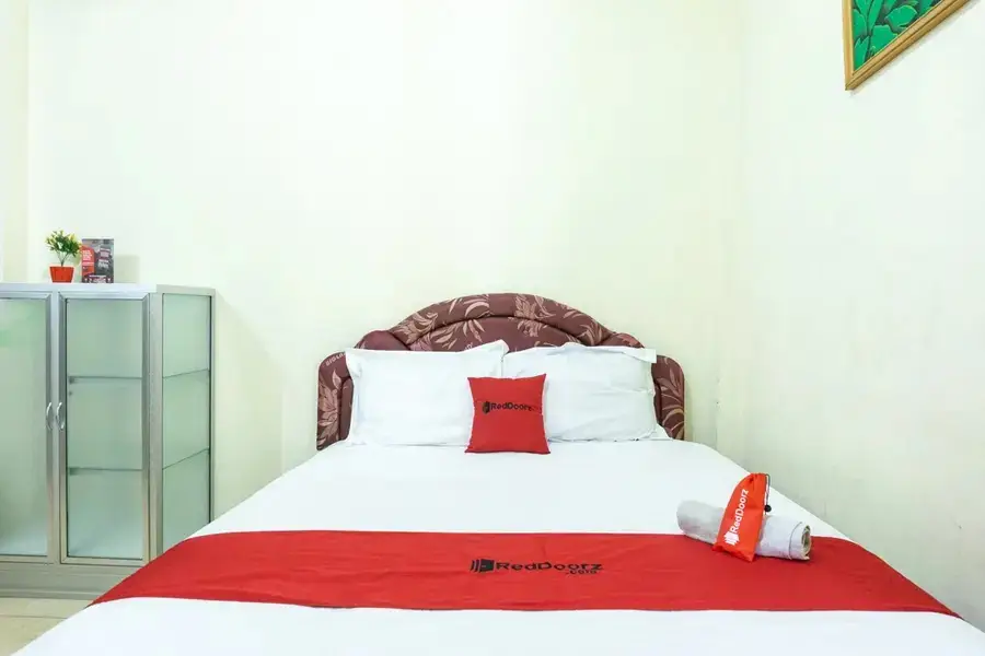 Энде: J Hotel by RedDoorz