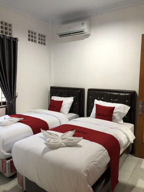 Петумбак: De'Boel Guest House by RedDoorz