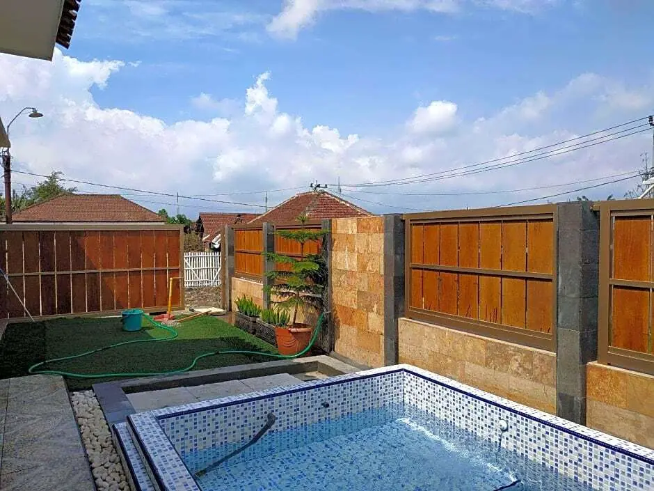 Бату: Puncak Pinus and Pool
