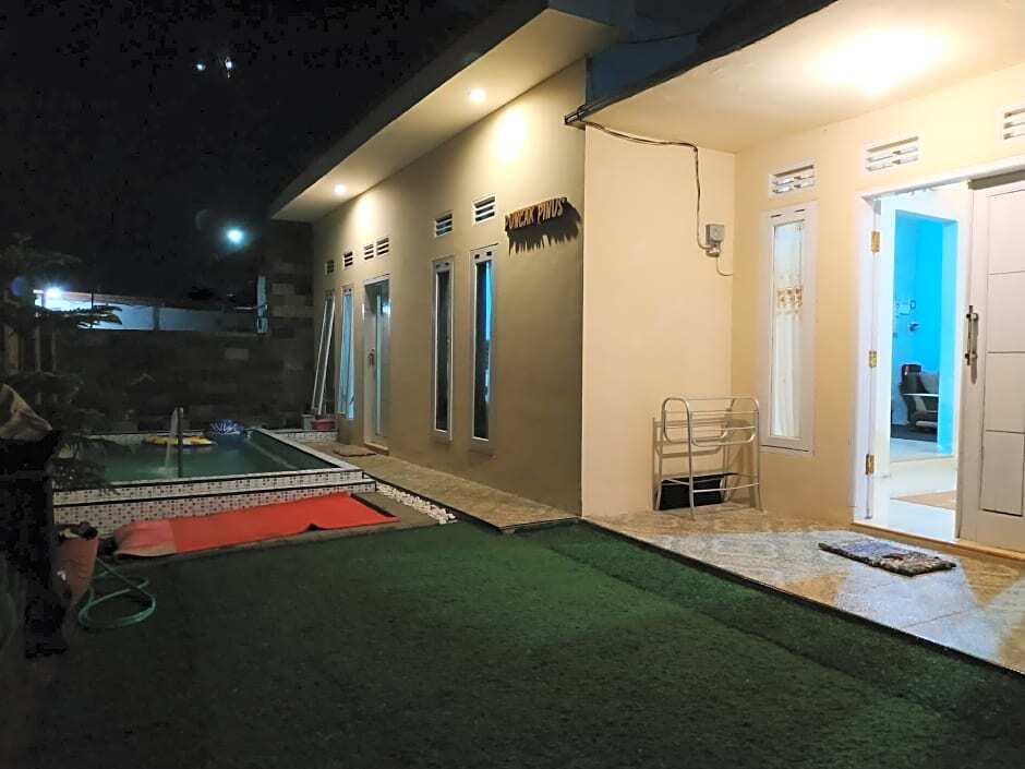 Бату: Puncak Pinus and Pool