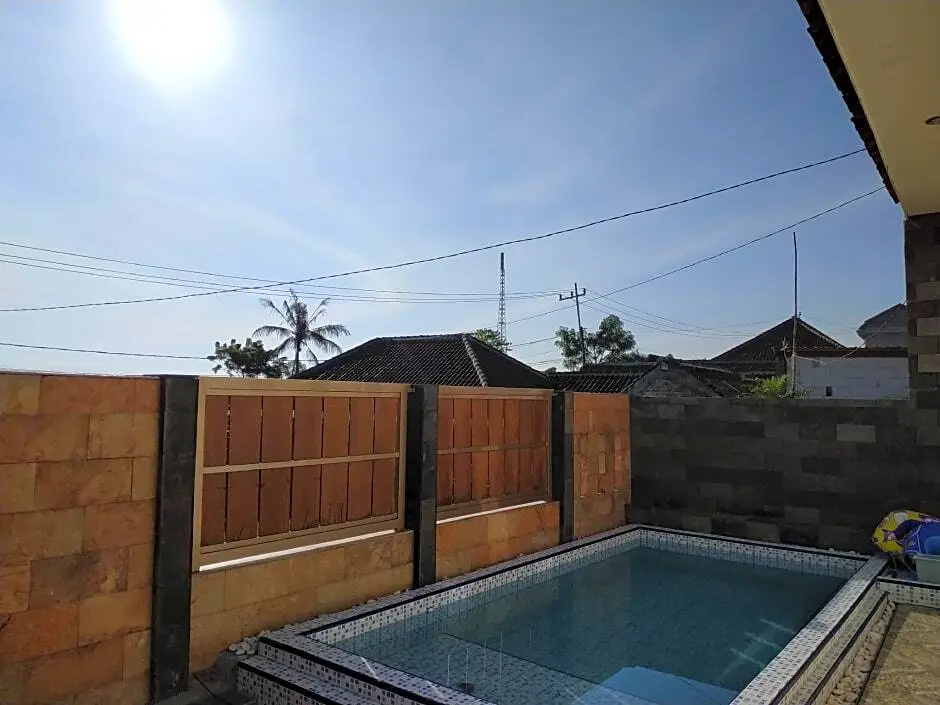 Бату: Puncak Pinus and Pool