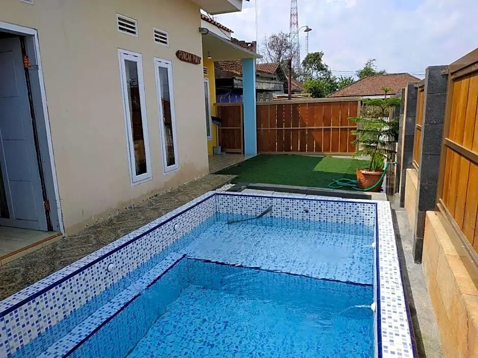 Бату: Puncak Pinus and Pool