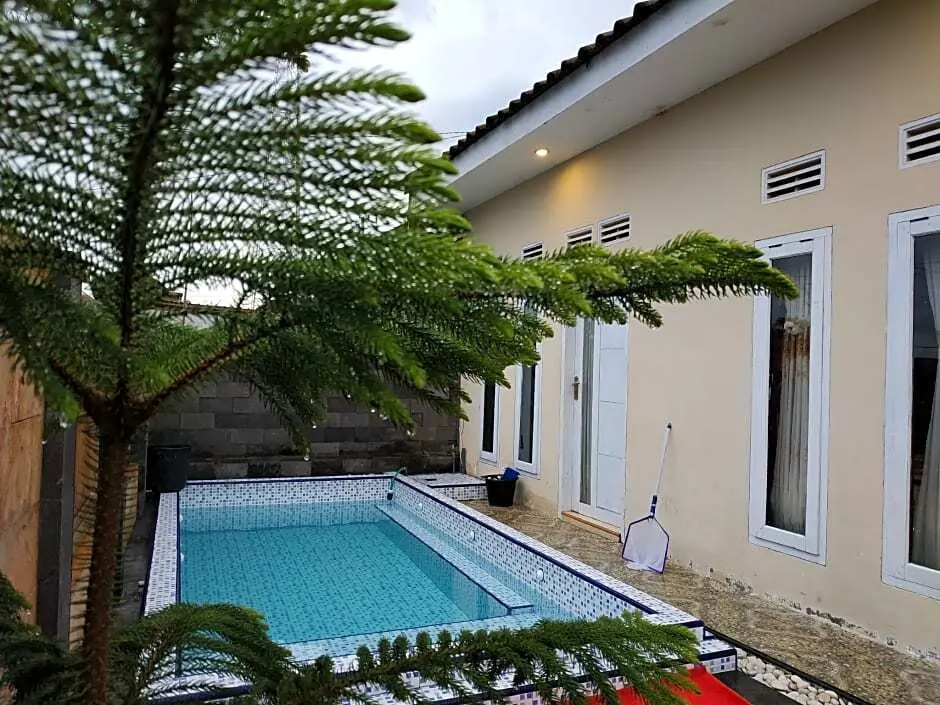 Бату: Puncak Pinus and Pool