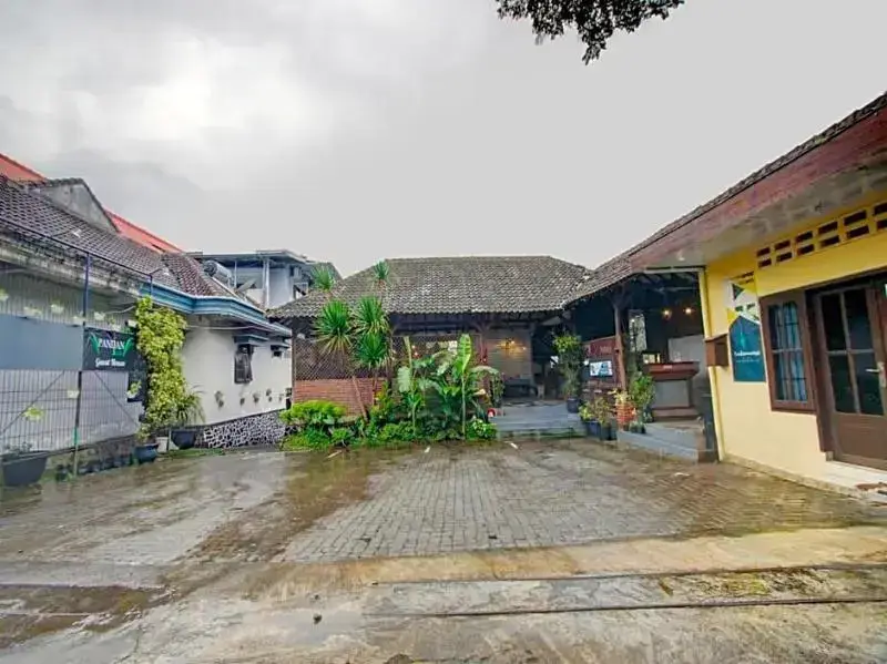 Бату: Pandan Inn Guest House Batu by OYO Rooms