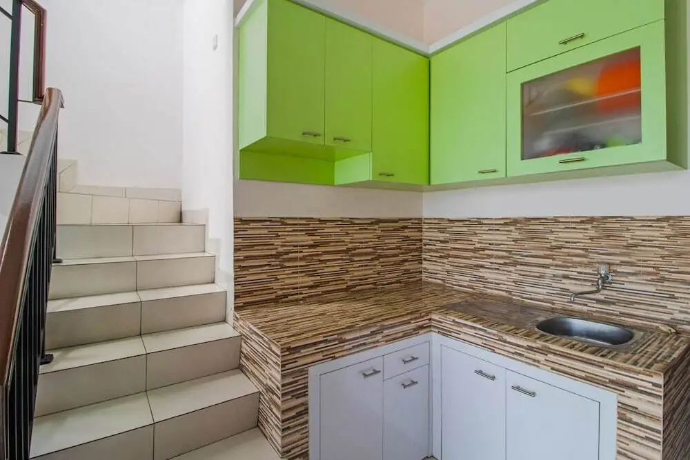 Караванг: OYO 3256 Rukost I8