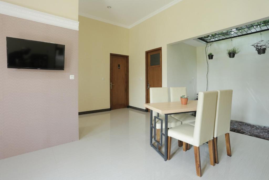 Суракарта: IDR Green Guest House Syariah by Reddoorz