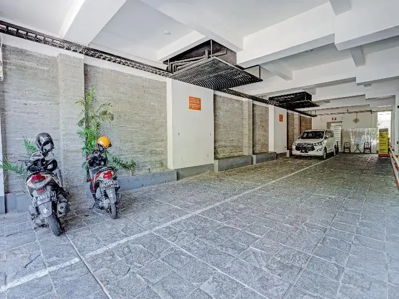 Сурабая: Graha 100 Guest House Syariah by OYO Rooms