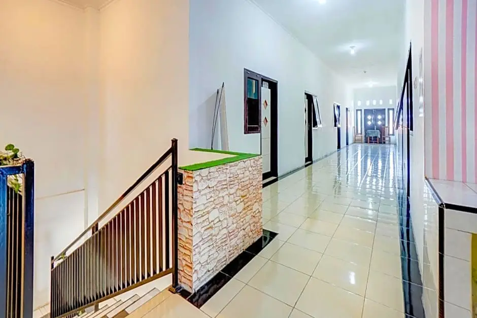 Маланг: OYO Flagship 90502 Holistay Malang New