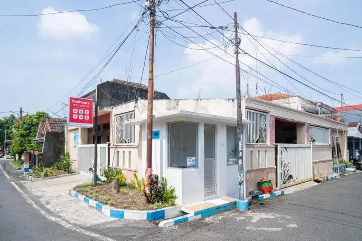 Маланг: D&A Guesthouse Syariah And Rent Car by OYO Rooms