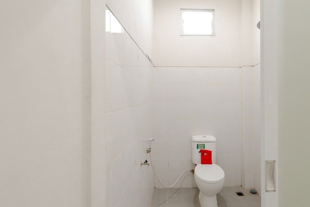 Сурабая: RedDoorz Plus Syariah @ Raya Nginden 2