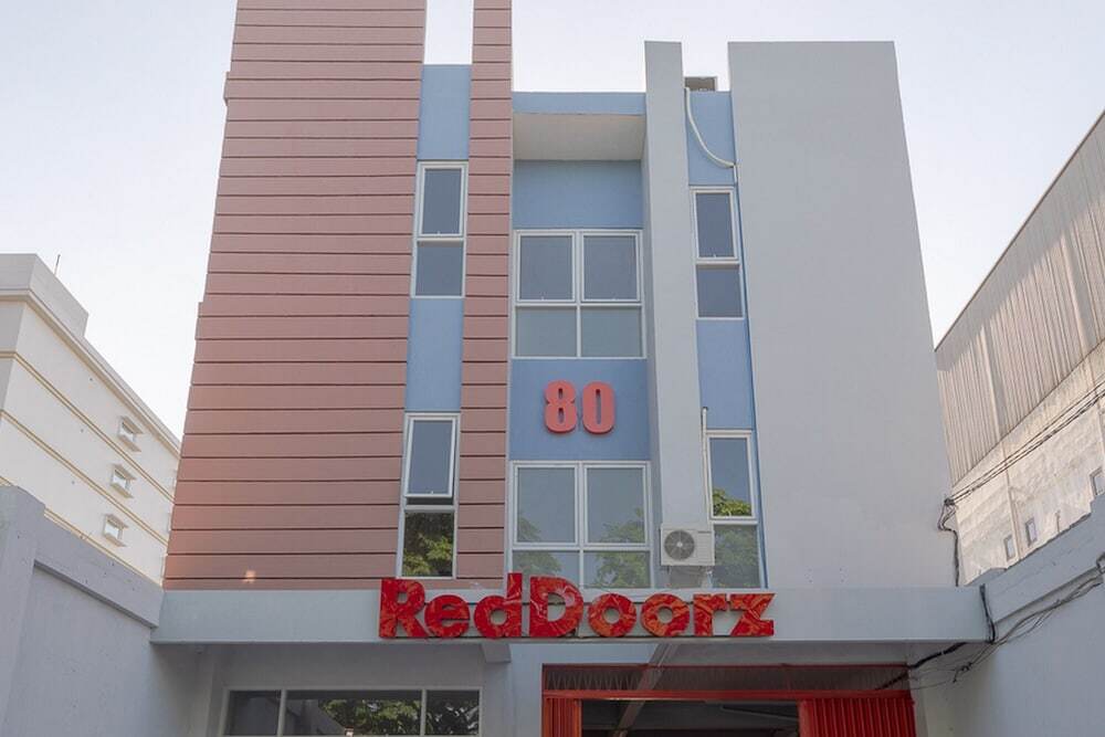 Сурабая: RedDoorz Plus Syariah @ Raya Nginden 2