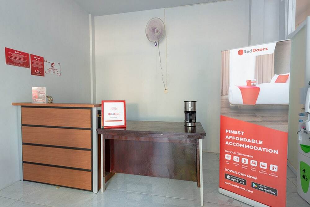 Сурабая: RedDoorz Plus Syariah @ Raya Nginden 2