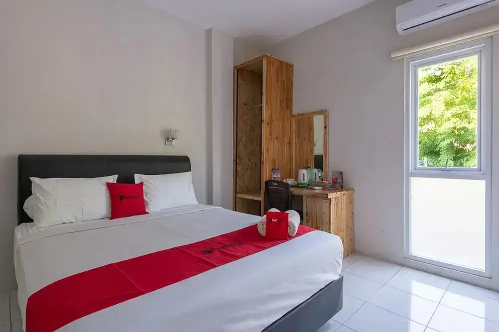 Сурабая: RedDoorz Plus Syariah @ Raya Nginden 2