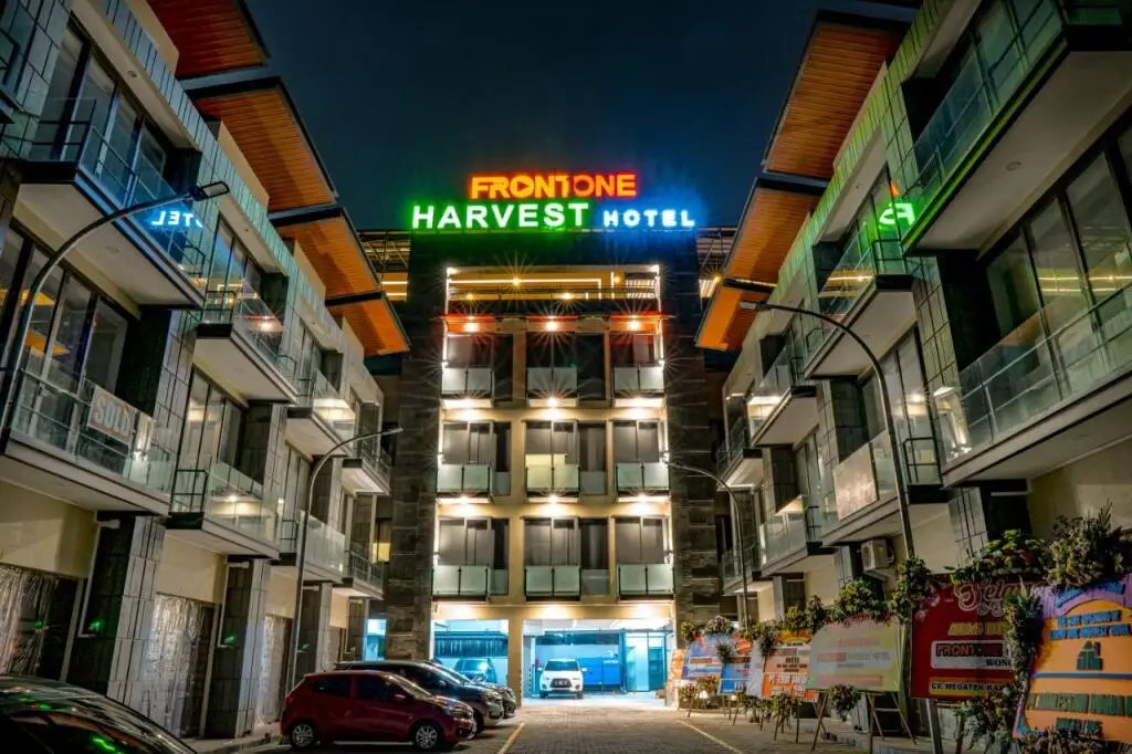Вонособо: Front One Harvest Hotel Wonosobo