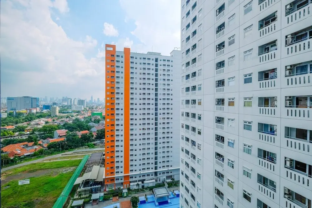 Джакарта: Chic and Cozy 2BR Apartment at Green Pramuka City