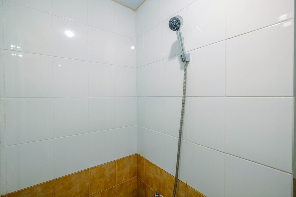 Джакарта: Chic and Cozy 2BR Apartment at Green Pramuka City