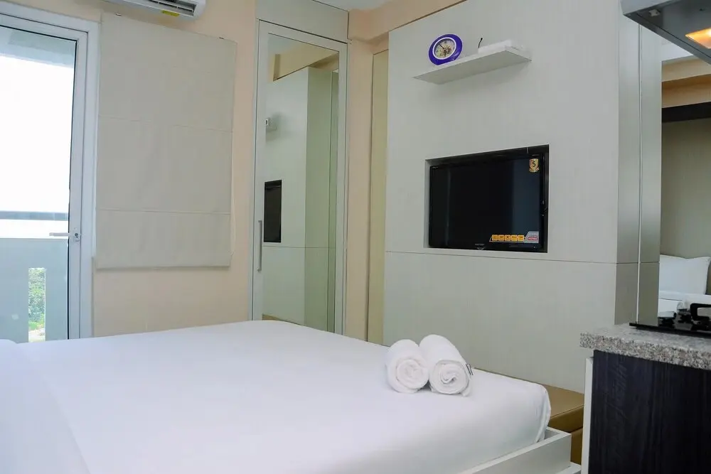 Джакарта: Comfy Studio Green Pramuka Apartment with City View