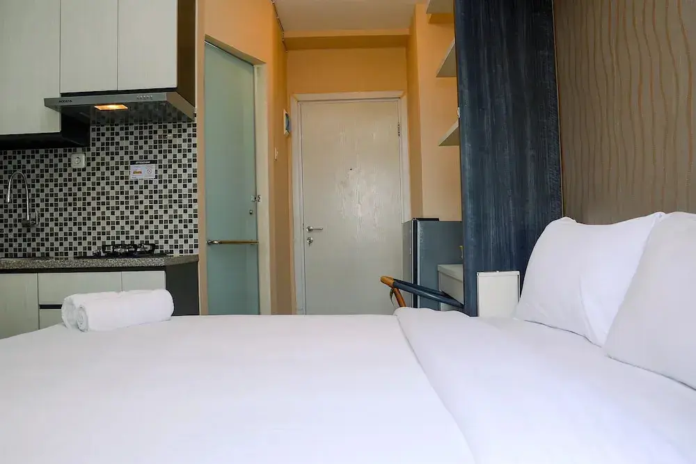 Джакарта: Comfy Studio Green Pramuka Apartment with City View