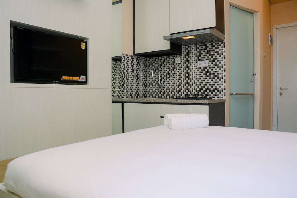 Джакарта: Comfy Studio Green Pramuka Apartment with City View