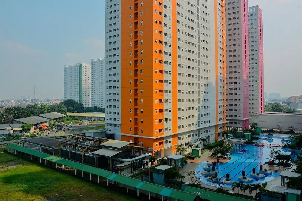 Джакарта: Comfy Studio Green Pramuka Apartment with City View