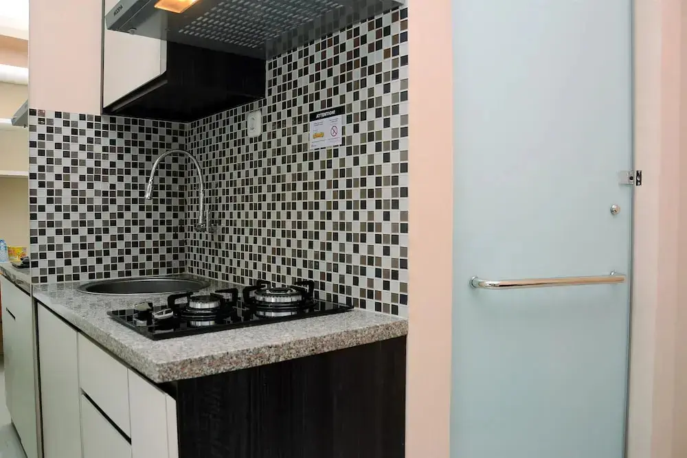 Джакарта: Comfy Studio Green Pramuka Apartment with City View
